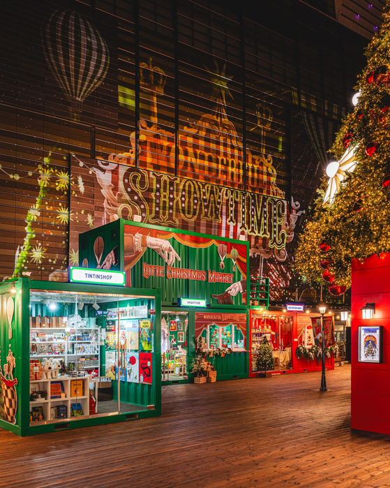 Lotte Department Store's "Christmas Market" opens in the square behind Lotte World Mall and Lotte Tower in Songpa District, southern Seoul, on Wednesday. [LOTTE DEPARTMENT STORE]