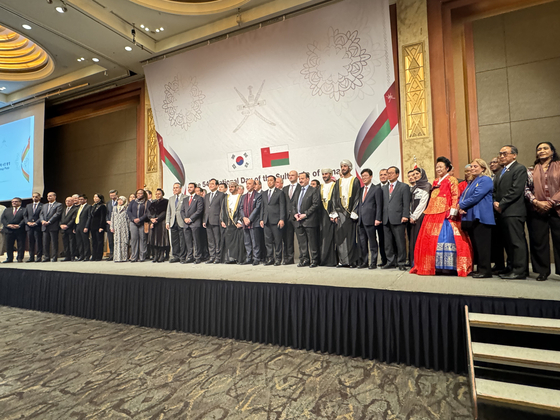 Oman's Ambassador to Korea Zakariya Hamed Al Saadi, center, attends a ceremony to commemorate the 54th National Day of the Sultanate of Oman with members of diplomatic corps and other dignitaries on Tuesday at Lotte Hotel in central Seoul. [CHOI JI-YOUNG]