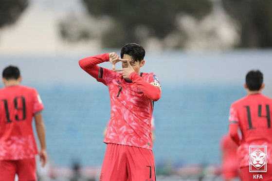 Korea's Son Heung-min celebrates after scoring against Palestine at Amman International Stadium in Amman, Jordan on Tuesday.  [NEWS1]