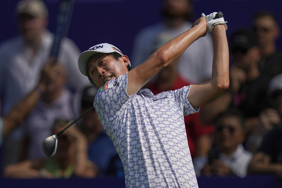 Rikuya Hoshino of Japan hits off the first tee during the first round of World Tour Golf Championship in Dubai, United Arab Emirates on Nov. 14.  [AP/YONHAP]