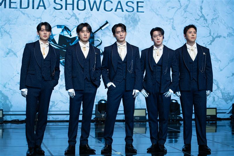 Boy band A.C.E during a showcase held on Nov. 20 at the Ilchi Art Hall in southern Seoul [DANIELA GONZALEZ PEREZ]