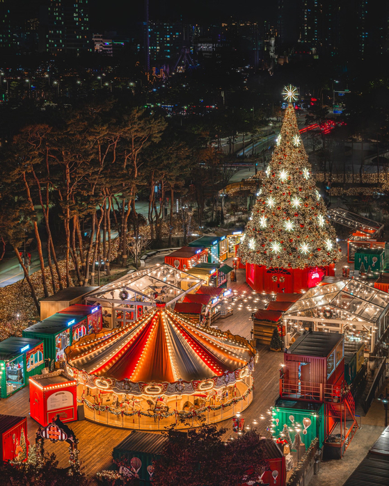 Lotte Department Store's "Christmas Market" opens in the square behind Lotte World Mall and Lotte Tower in Songpa District, southern Seoul, on Wednesday. [LOTTE DEPARTMENT STORE]