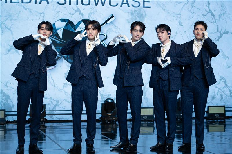 Boy band A.C.E during a showcase held on Nov. 20 at the Ilchi Art Hall in southern Seoul [DANIELA GONZALEZ PEREZ]