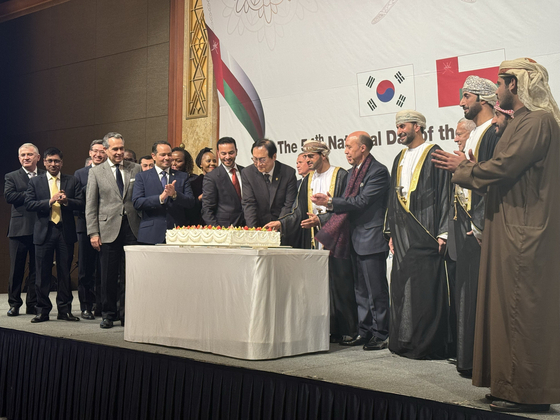 Oman's Ambassador to Korea Zakariya Hamed Al Saadi, center, attends a ceremony to commemorate the 54th National Day of the Sultanate of Oman with members of diplomatic corps and other dignitaries on Tuesday at Lotte Hotel in central Seoul. [CHOI JI-YOUNG]