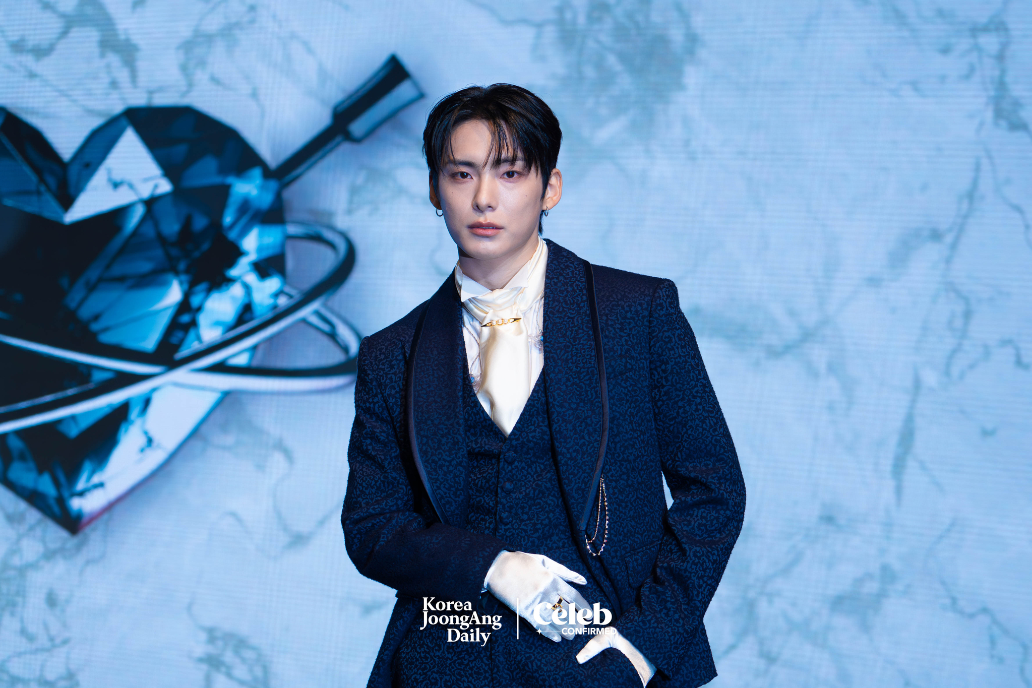 A.C.E’s Park Jun-hee poses for photos during a showcase held on Nov. 20 at the Ilchi Art Hall in southern Seoul for the release of its single "Pinata." [DANIELA GONZALEZ PEREZ]