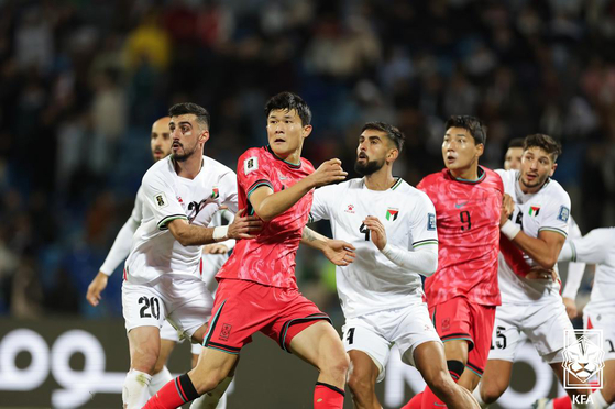 Korea's Kim Min-jae, center, in action during a game against Palestine at Amman International Stadium in Amman, Jordan on Tuesday.  [NEWS1]