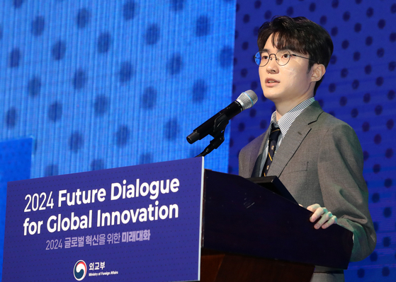 Korean Esports legned Faker, whose real name is Lee Sang-hyeok, delivers a keynote speech at the 2024 Future Dialogue for Global Innovation hosted by the Foreign Ministry at the Westin Josun Seoul in Jung District, central Seoul, on Wednesday. [NEWS1]