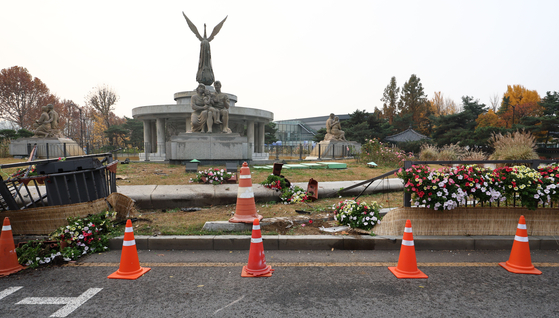 The fence and potted flowers in the water fountain square in front of the Blue House in Jongno District, central Seoul, were damaged after a teenager drove a car into them on Thursday. [YONHAP]