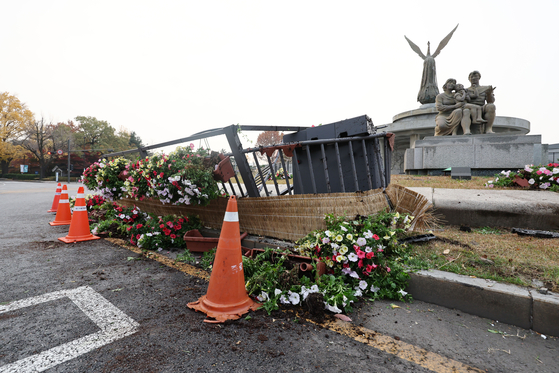 The fence and potted flowers in the water fountain square in front of the Blue House in Jongno District, central Seoul, were damaged after a teenager drove a car into them on Thursday. [YONHAP]