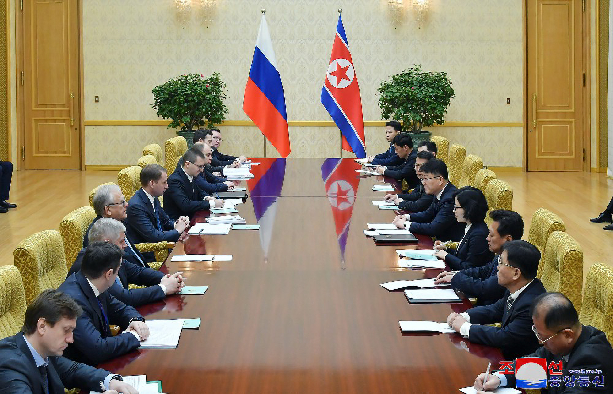 Yun Jong-ho, fifth from right, the external economic relations minister of North Korea, holding a meeting with Russia's Natural Resources Minister Alexander Kozlov, fifth from left, in Pyongyang the previous day. [KOREAN CENTRAL NEWS AGENCY] 
