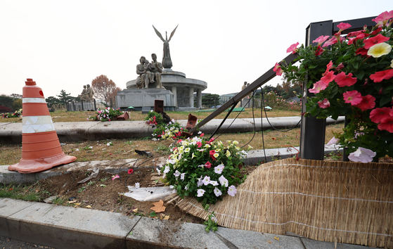 The fence and potted flowers in the water fountain square in front of the Blue House in Jongno District, central Seoul, were damaged after a teenager drove a car into them on Thursday. [YONHAP]