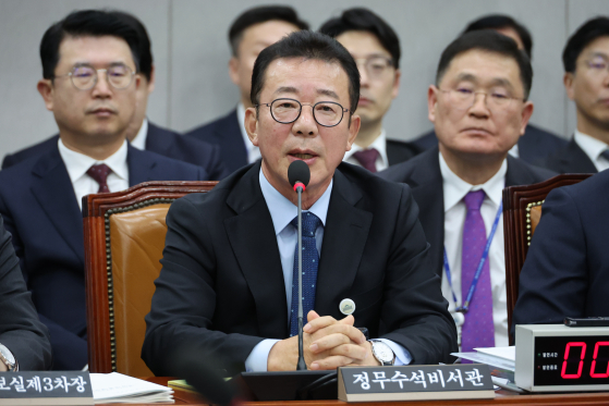 Hong Chul-ho, the presidential senior secretary for political affairs, speaks at a meeting of the parliamentary Steering Committee at the National Assembly in Yeouido, western Seoul, on Tuesday. [YONHAP]