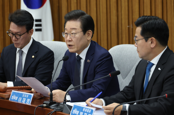 Democratic Party leader Lee Jae-myung speaks at a meeting of senior party officials at the National Assembly in Yeouido, western Seoul, on Friday. [YONHAP]