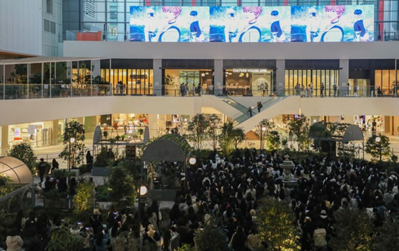 Fans watch a concert by virtual idol PLAVE in the Sounds Forest at The Hyundai Seoul in Yeongdeungpo District, western Seoul. [HYUNDAI DEPARTMENT STORE]