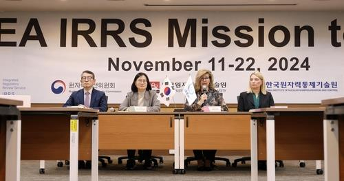 The International Atomic Energy Agency's Integrated Regulatory Review Service mission to South Korea holds a briefing in Daejeon, about 140 kilometers south of Seoul, on Friday, in this photo provided by the Nuclear Safety and Security Commission. [YONHAP]