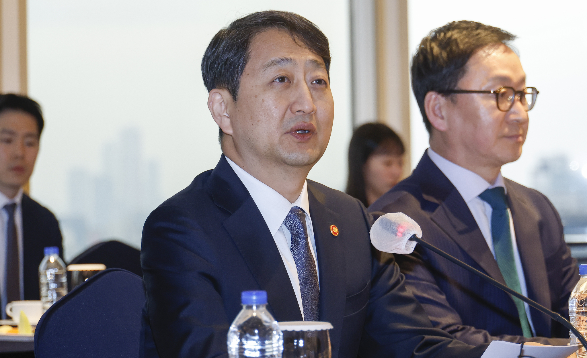 Industry Minister Ahn Duk-geun speaks at a meeting in Seoul on Wednesday. [JOINT CORPS PRESS] 