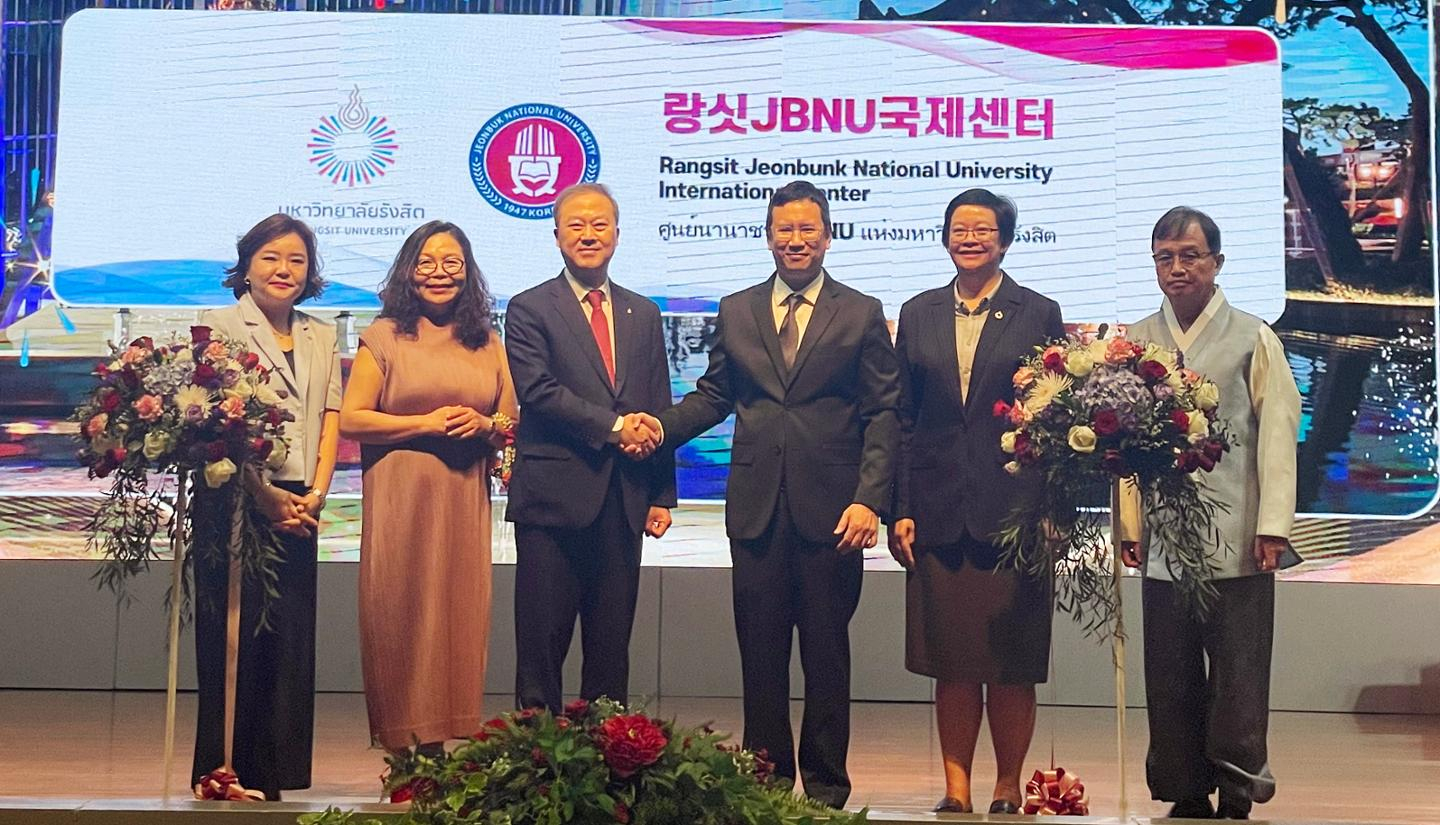 Jeonbuk National University President Yang O-bong, third from left, attend the opening ceremony of the Rangsit Jeonbuk National University International Center in Thailand. [JEONBUK NATIONAL UNIVERSITY]