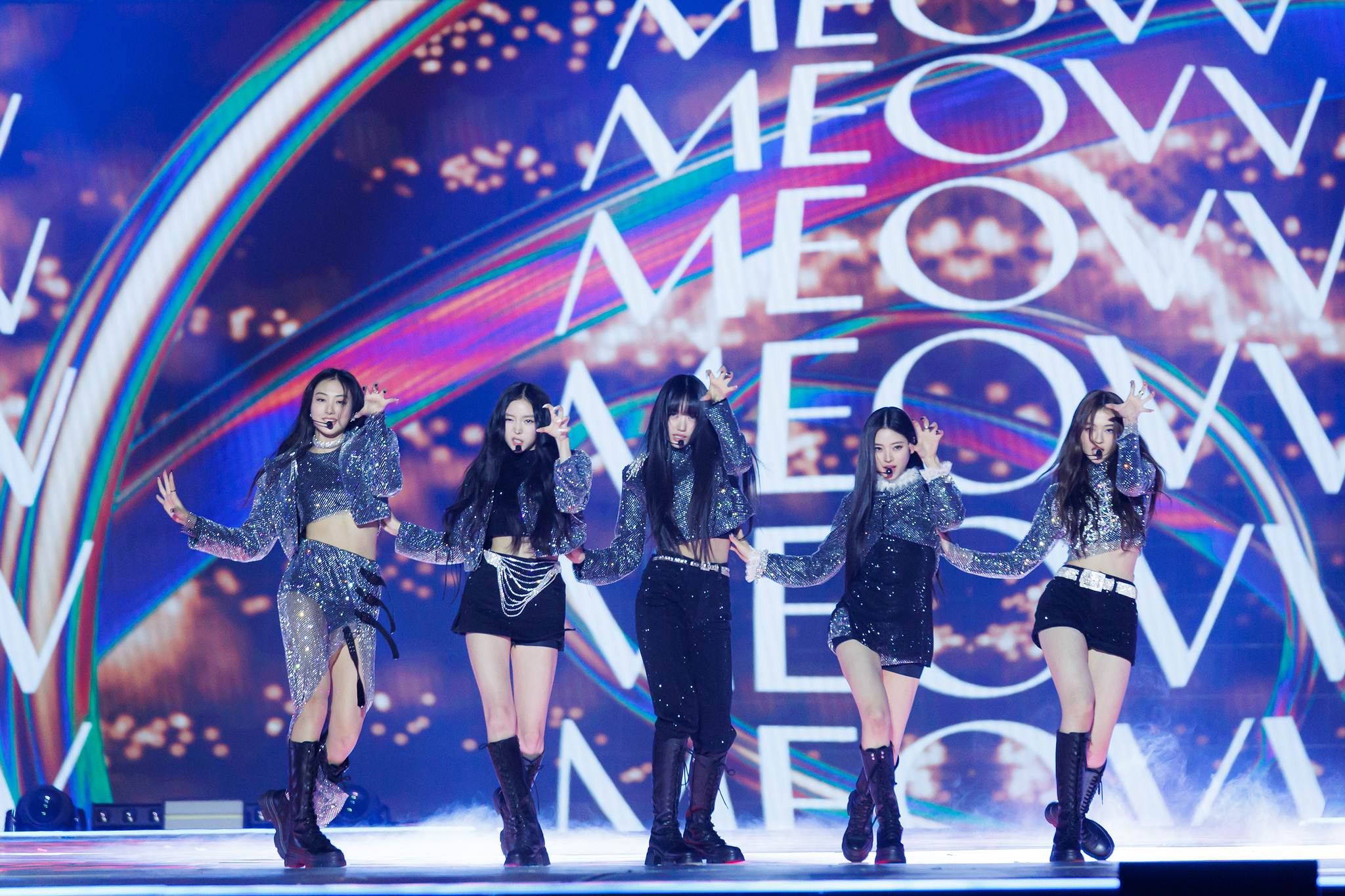 Girl group Meovv performing at the 2024 MAMA Awards on Nov. 23 at the Kyocera Dome in Osaka, Japan [CJ ENM]