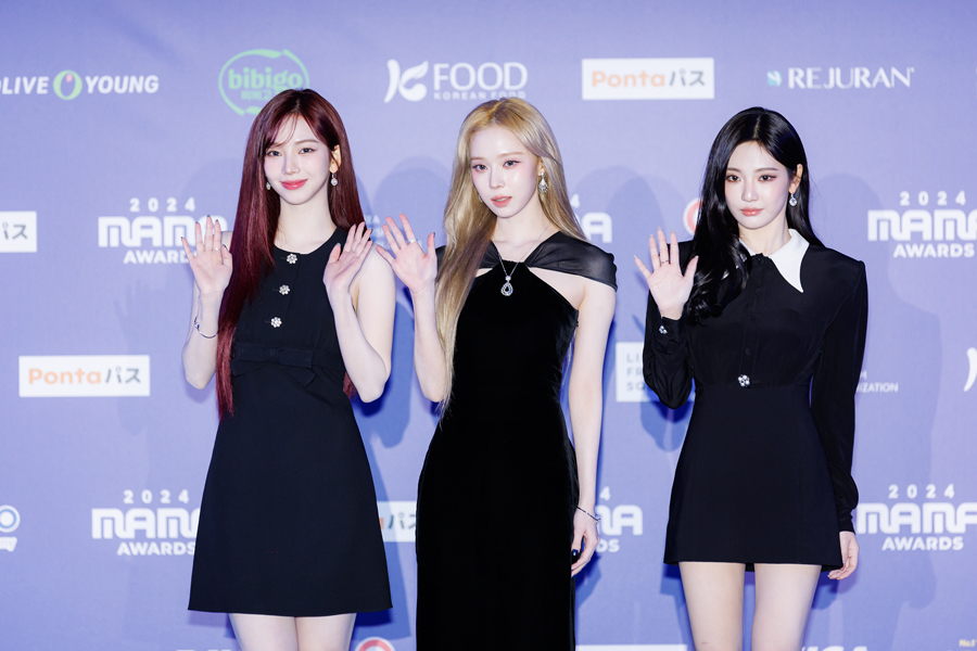 Girl group aespa poses for photos at the 2024 MAMA Awards red carpet on Nov. 23 at the Kyocera Dome in Osaka, Japan. [CJ ENM]