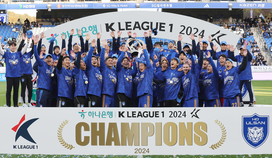 Ulsan HD celebrate winning the 2024 K League 1 title at Munsu Football Stadium in Ulsan on Saturday. [YONHAP] 