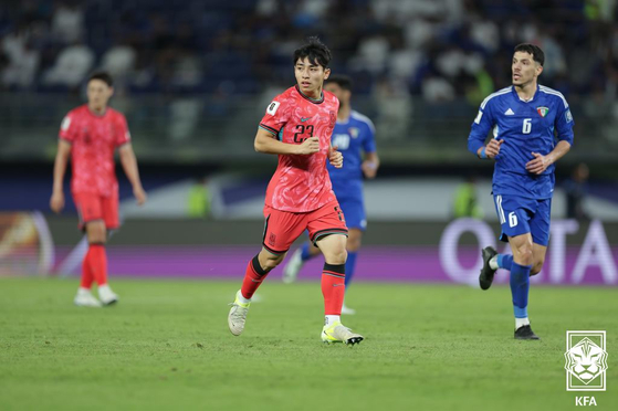 Korea's Lee Hyun-ju, center, in action during a 2026 World Cup qualifier against Kuwait at Jaber Al-Ahmad International Stadium in Kuwait on Nov. 14. [NEWS1] 