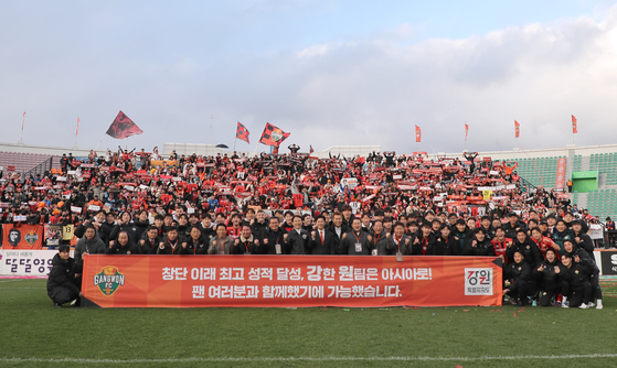Gangwon FC pose for a photo after a 1-0 win over the Pohang Steelers at Gangneung Sports Complex in Gangneung, Gangwon on Saturday. [YONHAP] 