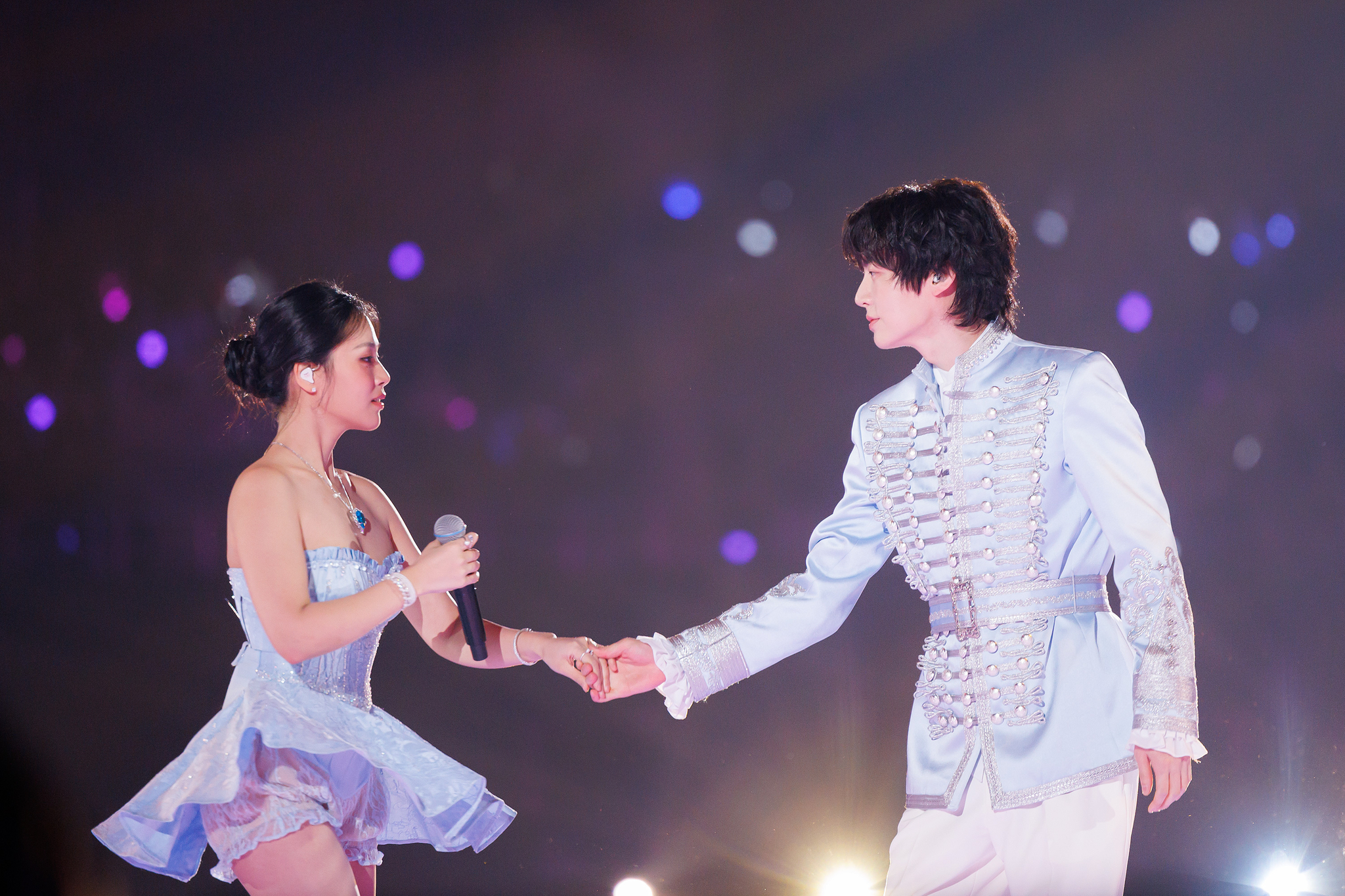Singer Bibi and actor Ahn Jae-hyeon performing at the 2024 MAMA Awards on Nov. 23 at the Kyocera Dome in Osaka, Japan [CJ ENM]