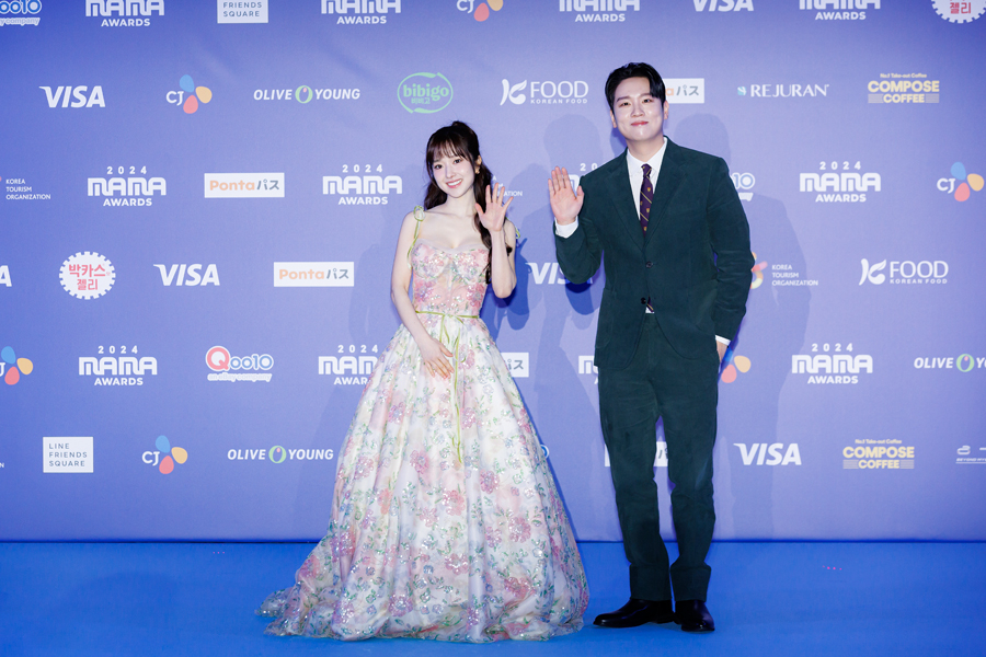 Actor Lee Hye-sung and rapper Hanhae pose for photos at the 2024 MAMA Awards red carpet on Nov. 23 at the Kyocera Dome in Osaka, Japan. [CJ ENM]