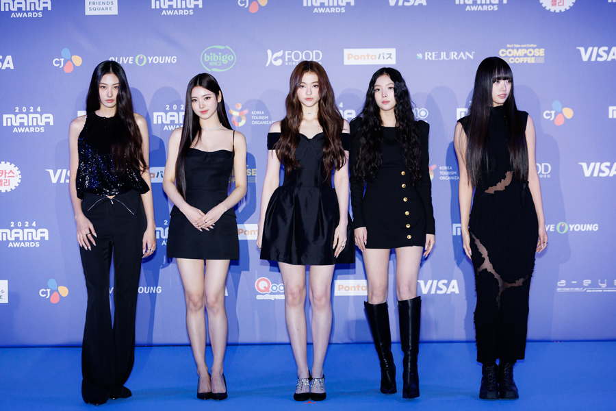 Girl group Meovv poses for photos at the 2024 MAMA Awards red carpet on Nov. 23 at the Kyocera Dome in Osaka, Japan. [CJ ENM]
