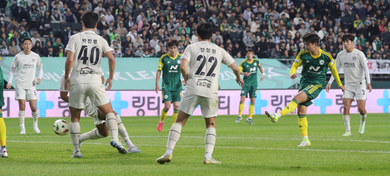 Jeonbuk Hyundai Motors, in green, play during a K League 1 match against Daegu FC at Jeonju World Cup Stadium in Jeonju, North Jeolla, on Nov. 10. [NEWS1] 