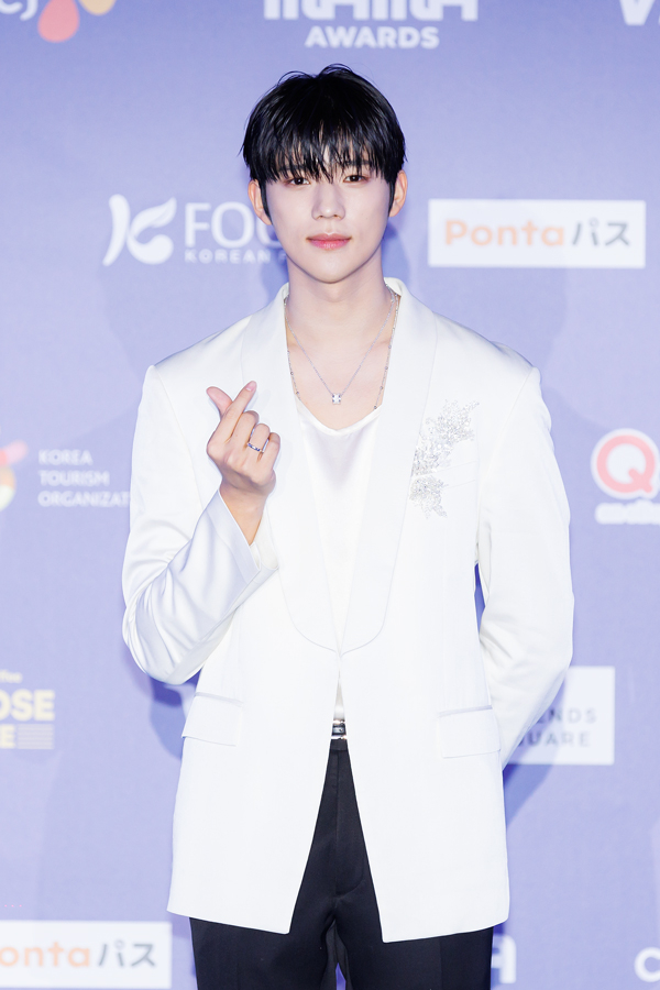 Actor Moon Sang-min poses for photos at the 2024 MAMA Awards red carpet on Nov. 23 at the Kyocera Dome in Osaka, Japan. [CJ ENM]