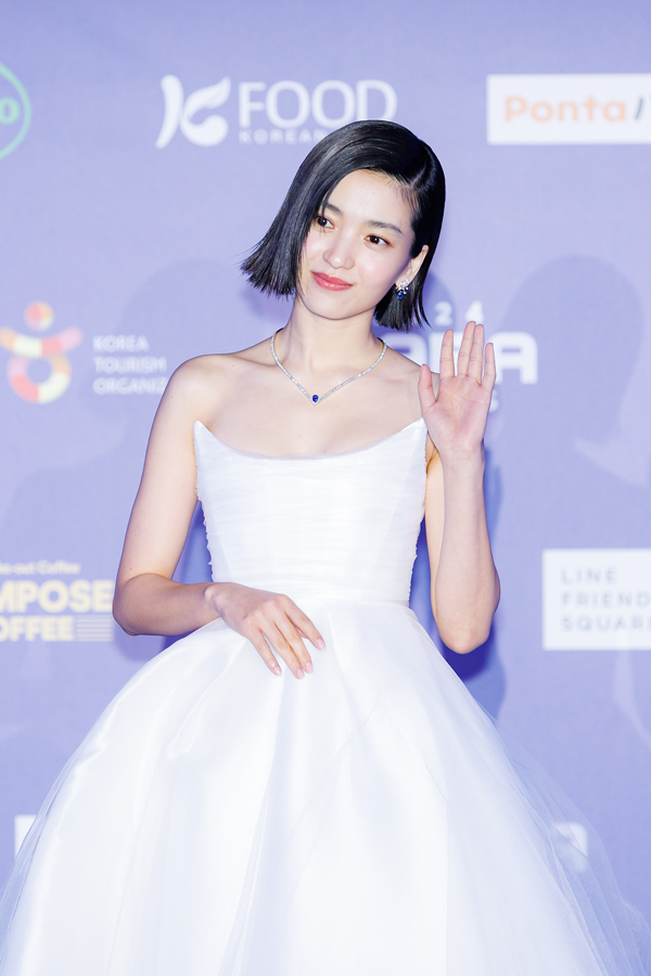 Actor Kim Tae-ri, host of the event, poses for photos at the 2024 MAMA Awards red carpet on Nov. 23 at the Kyocera Dome in Osaka, Japan. [CJ ENM]