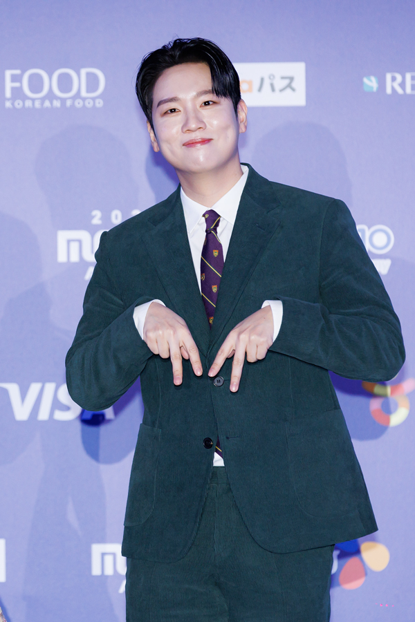 Rapper Hanhae poses for photos at the 2024 MAMA Awards red carpet on Nov. 23 at the Kyocera Dome in Osaka, Japan. [CJ ENM]