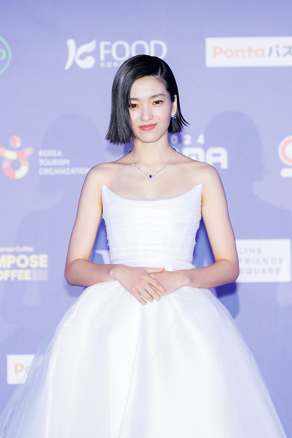 Actor Kim Tae-ri, host of the event, poses for photos at the 2024 MAMA Awards red carpet on Nov. 23 at the Kyocera Dome in Osaka, Japan. [CJ ENM]