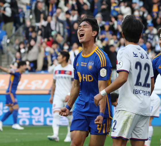 Ulsan HD's Park Chu-young celebrates scoring during a K League 1 match against Suwon FC at Munsu Football Stadium in Ulsan on Saturday. [YONHAP] 