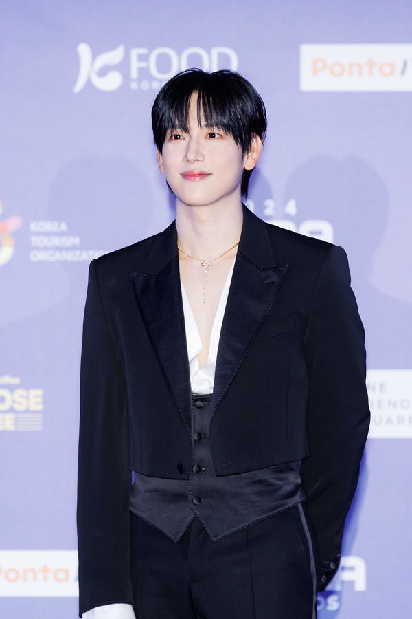 Actor Yim Si-wan poses for photos at the 2024 MAMA Awards red carpet on Nov. 23 at the Kyocera Dome in Osaka, Japan. [CJ ENM]