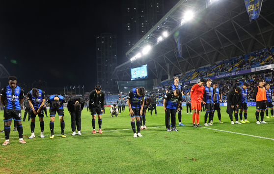 Incheon United react after losing a K League 1 match against Daejeon Hana Citizen 2-1 at Incheon Football Stadium in Incheon on Nov. 10. [YONHAP] 