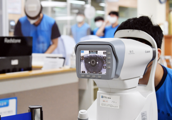 Conscription candidates undergo physical examinations at the Gyeonggi Regional Military Manpower Administration on Feb. 1, 2023. [JOINT PRESS CORPS]