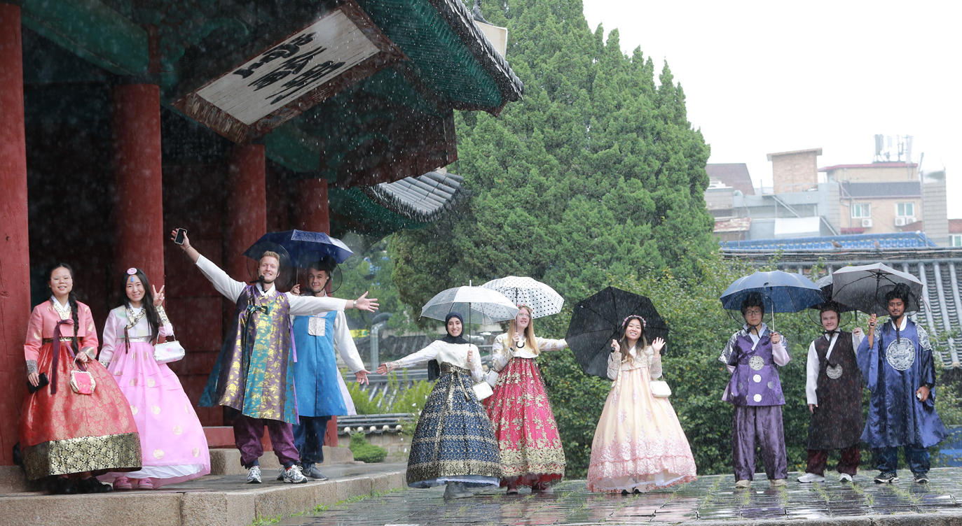 International students at Sungkyunkwan University take photos wearing hanbok, or traditional Korean dress, at the university campus in Jongro District, centeral Seoul, last year [SUNGKYUNKWAN UNIVERSITY]