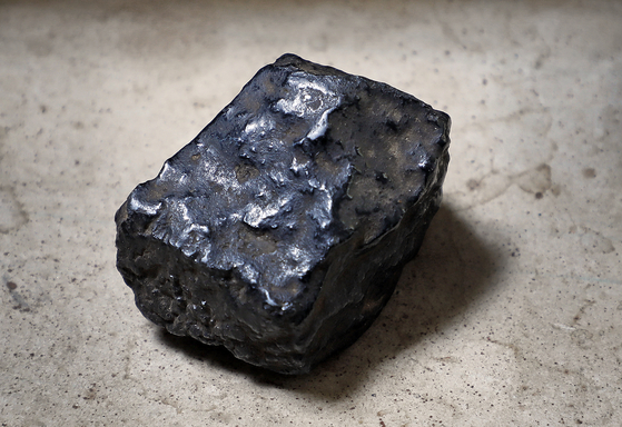The magnetic meteorite has been handed down from generation to generation for 350 years [PARK SANG-MOON] 