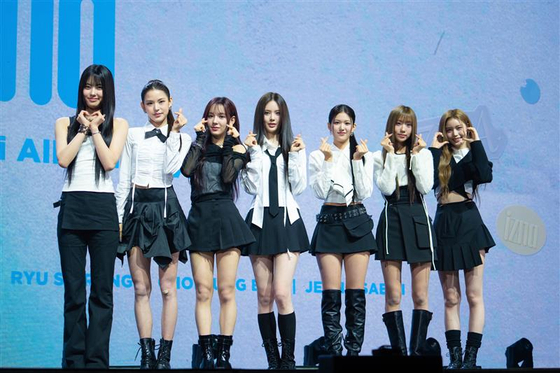 Rookie girl group izna poses for photos during a showcase held on Nov. 25 at the Yes24 Live Hall music venue in eastern Seoul. [DANIELA GONZALEZ PEREZ]