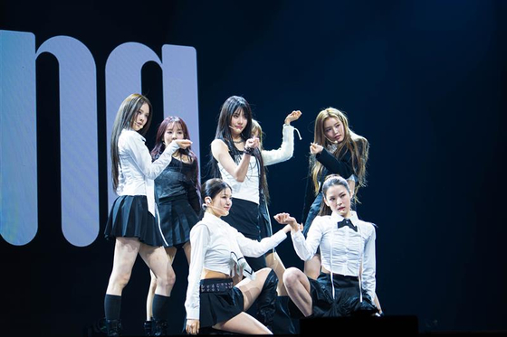 Rookie girl group izna performs its debut track ″IZNA″ on Nov. 25 at the Yes24 Live Hall music venue in eastern Seoul. [DANIELA GONZALEZ PEREZ]