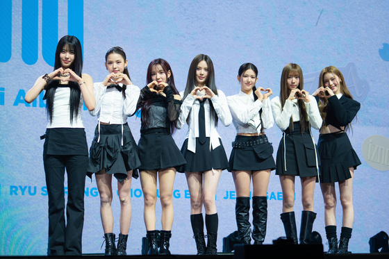 Rookie girl group izna poses for photos during a showcase held on Nov. 25 at the Yes24 Live Hall music venue in eastern Seoul. [DANIELA GONZALEZ PEREZ]