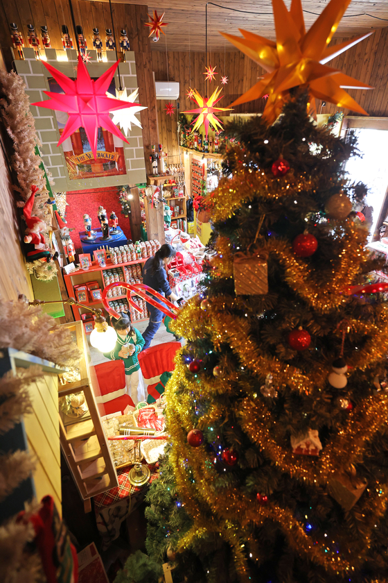 Visitors look around the Weihnachten Christmas Museum in Seogwipo, Jeju, on Monday. [YONHAP]
