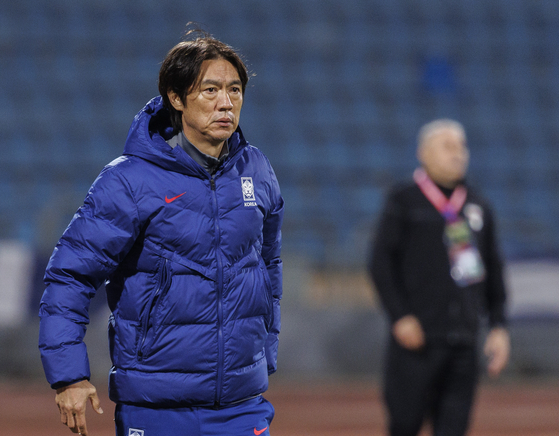 Korean national team manager Hong Myung-bo looks on during a 2026 World Cup qualifier against Palestine at Amman International Stadium in Amman, Jordan on Wednesday, Nov. 20. [YONHAP] 