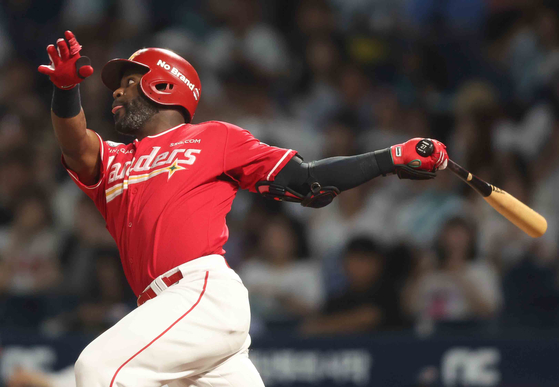 Guillermo Heredia in action for the SSG Landers on Sept. 26.  [YONHAP]