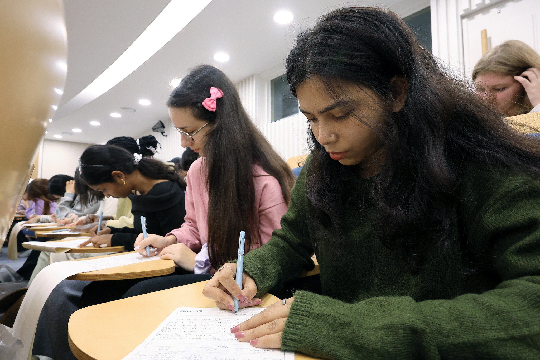 Foreigners write essays and poems during the 30th Annual Korean Language Writing Contest for Foreign Nationals at Yonsei University in Seodaemun District, western Seoul, in October. On Monday, the Ministry of Education announced plans to establish a Korean language education support center. [NEWS1] 