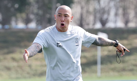 Cha Du-ri, then a Korean national team assistant coach, instructs players during training in Doha, Qatar on Jan. 18. [NEWS1] 