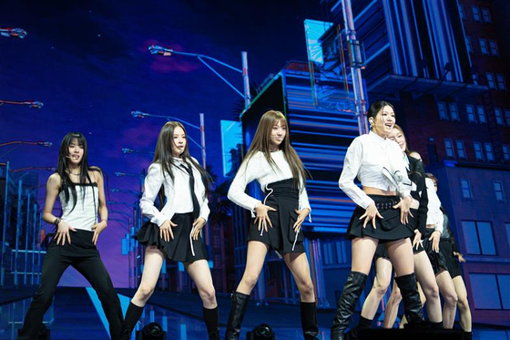 Rookie girl group izna performs its debut track ″IZNA″ on Nov. 25 at the Yes24 Live Hall music venue in eastern Seoul. [DANIELA GONZALEZ PEREZ]