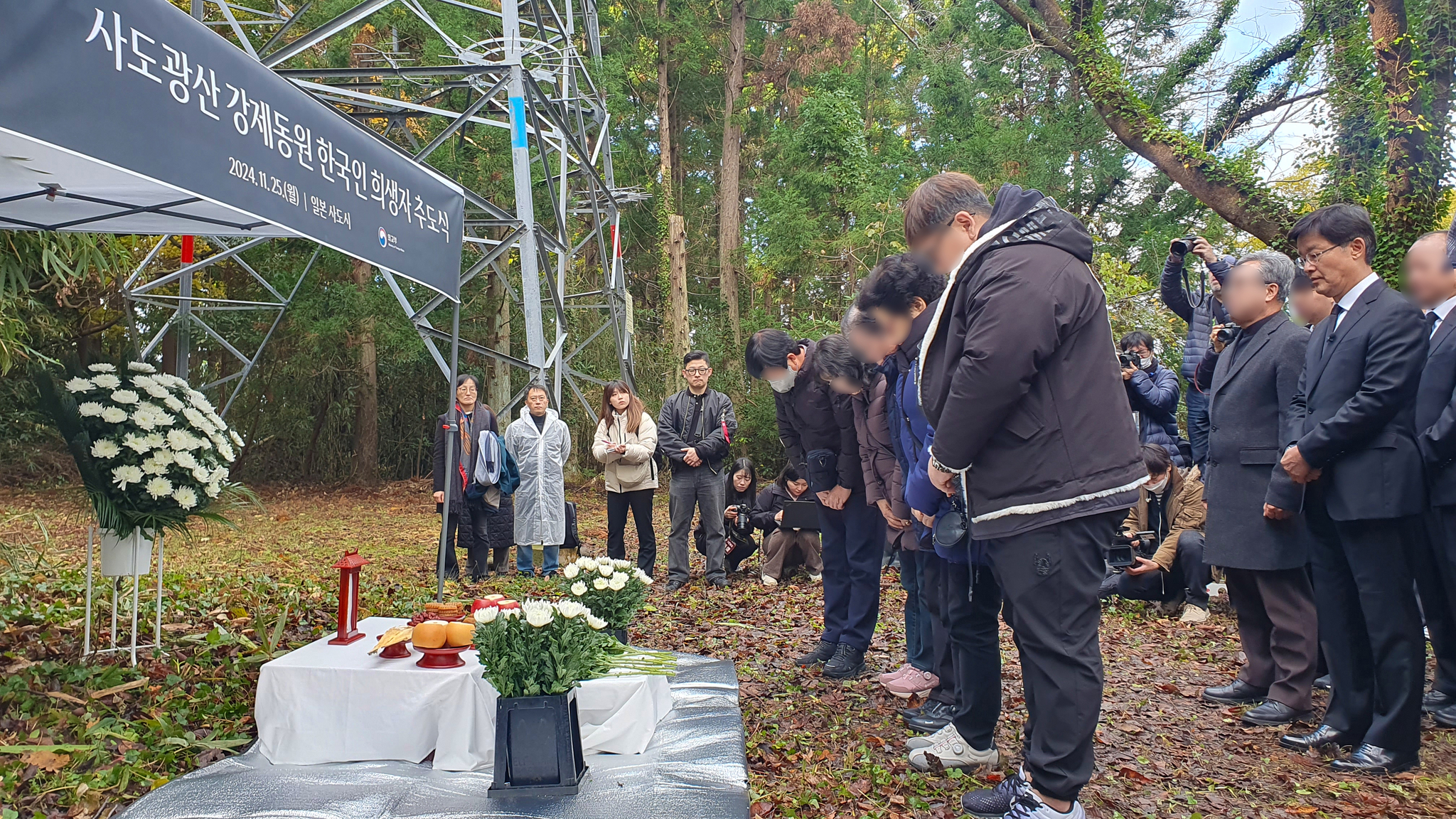 The bereaved family members of Korean victims of Japan's wartime forced labor at the Sado mine complex during World War II, along with other South Korean participants, pay silent tribute on Monday at a site that once served as lodging for Korean forced laborers near the Sado gold and silver mines on Sado Island, off Japan's west coast. Seoul officials, including Korean Ambassador to Japan Park Cheol-hee, and the family members held a separate memorial ceremony to honor the victims after boycotting a Japan-hosted event due to Tokyo's apparent insincerity in fulfilling its pledge to remember the victims. [YONHAP]